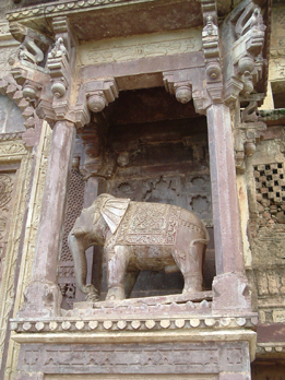 Statua elefante al Jehangir Palace